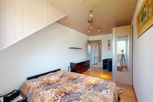 chambre avec wood finish floor, sol en finition bois, inside property, wood ceiling, et plafond en bois