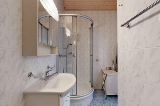 salle de bains avec miroir, mur en carrelage, tile wall, douche, et inside property