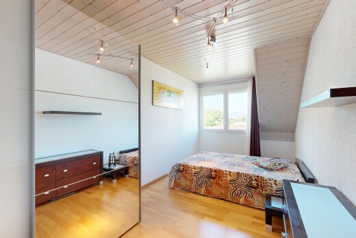 chambre avec sol en finition bois, wood finish floor, lumière naturelle, natural light, et inside property