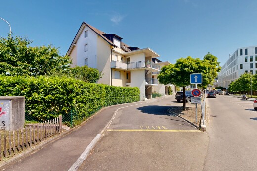 façade avec day time, bardage en stuc, et parking