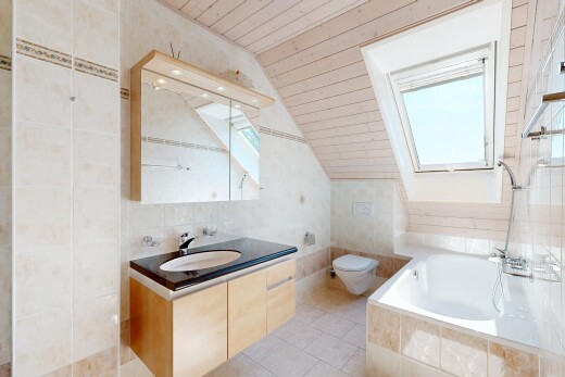 salle de bains avec salle de bain complète, vaulted ceiling, plafond voûté, wood ceiling, et plafond en bois