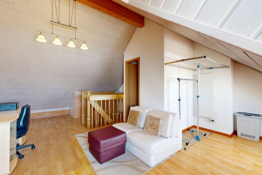 salon / salle à manger avec wood finish floor, sol en finition bois, baseboards wall, plinthes murales, et beamed ceiling