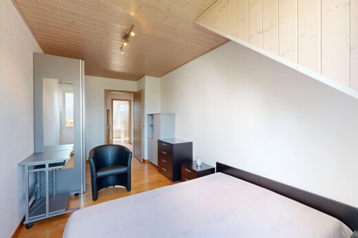 chambre avec wood ceiling, plafond en bois, wood finish floor, sol en finition bois, et inside property