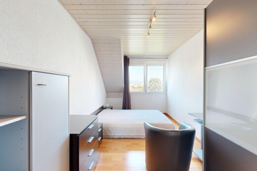 chambre avec inside property, wood finish floor, sol en finition bois, wood ceiling, et plafond en bois