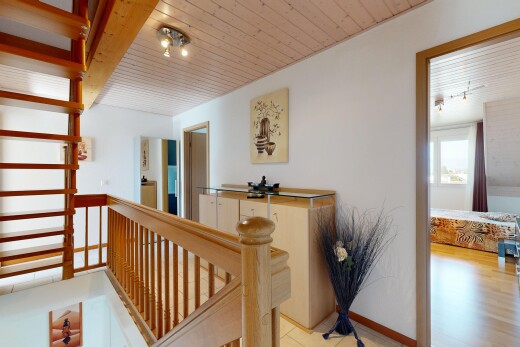 escaliers avec inside property, drywall, cloison sèche, wood ceiling, et plafond en bois