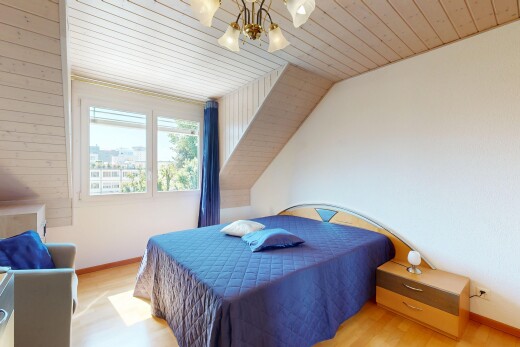 chambre avec natural light, lumière naturelle, inside property, lustre remarquable, et wood ceiling
