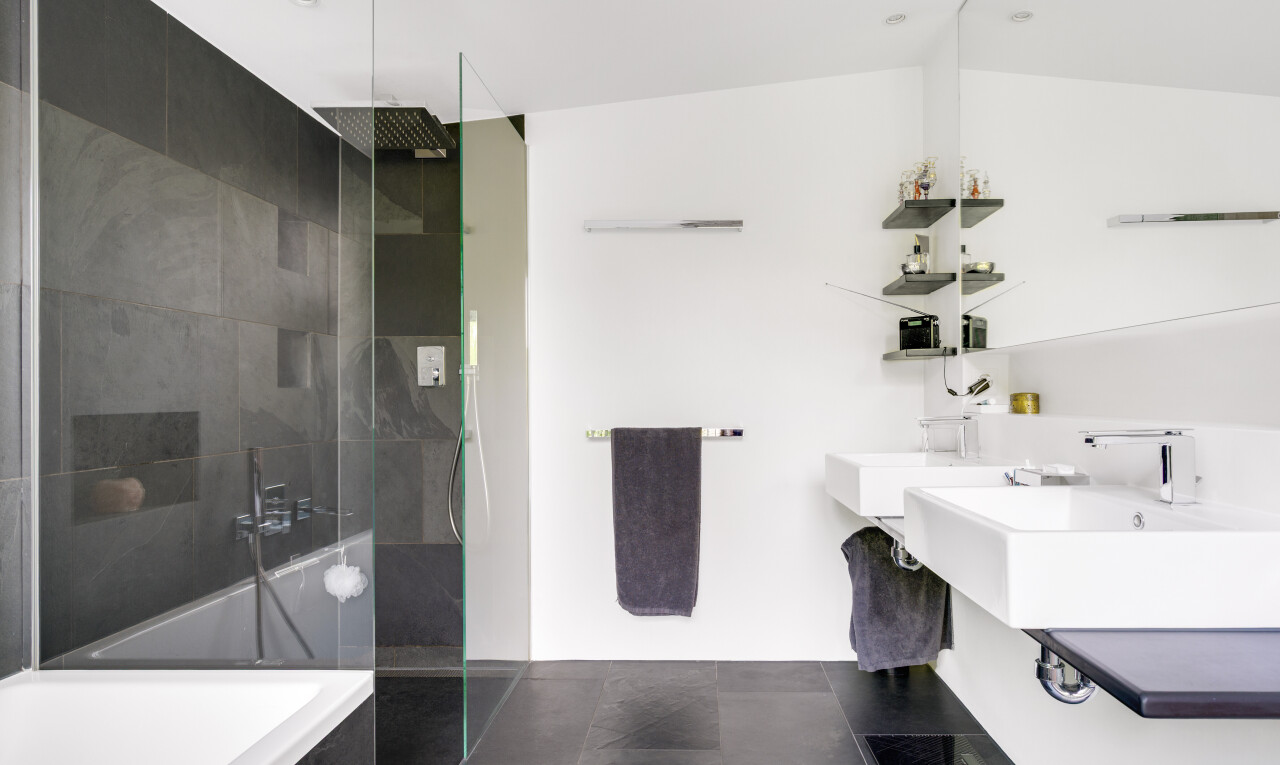 bad mit tile shower, komplettes badezimmer, dusche, tile tub, und gipskartonwand