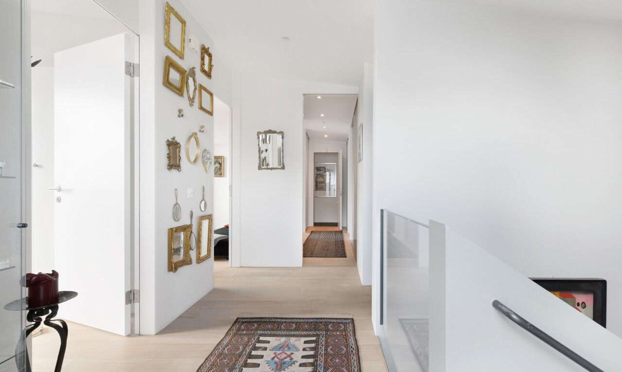 halle / korridor mit inside property, gipskartonwand, drywall, holzfußboden, und wood finish floor