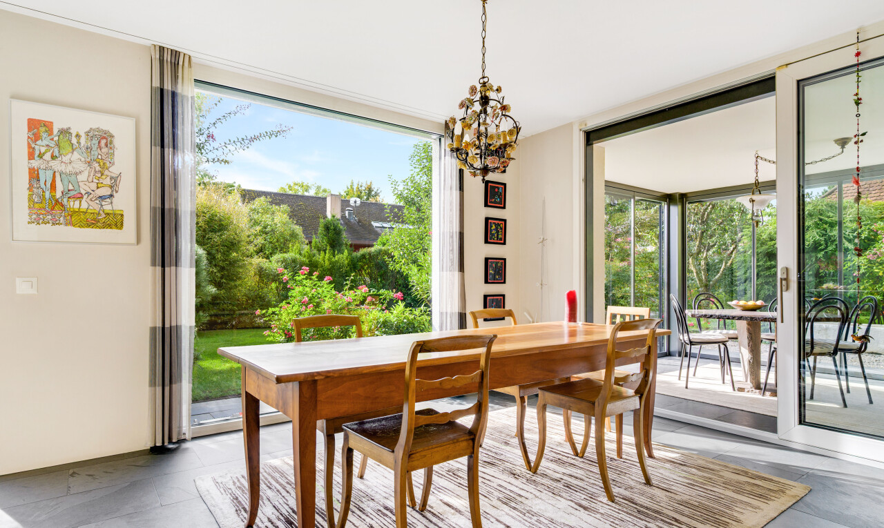 esszimmer mit bemerkenswerter kronleuchter, gipskartonwand, drywall, natürliches licht, und natural light