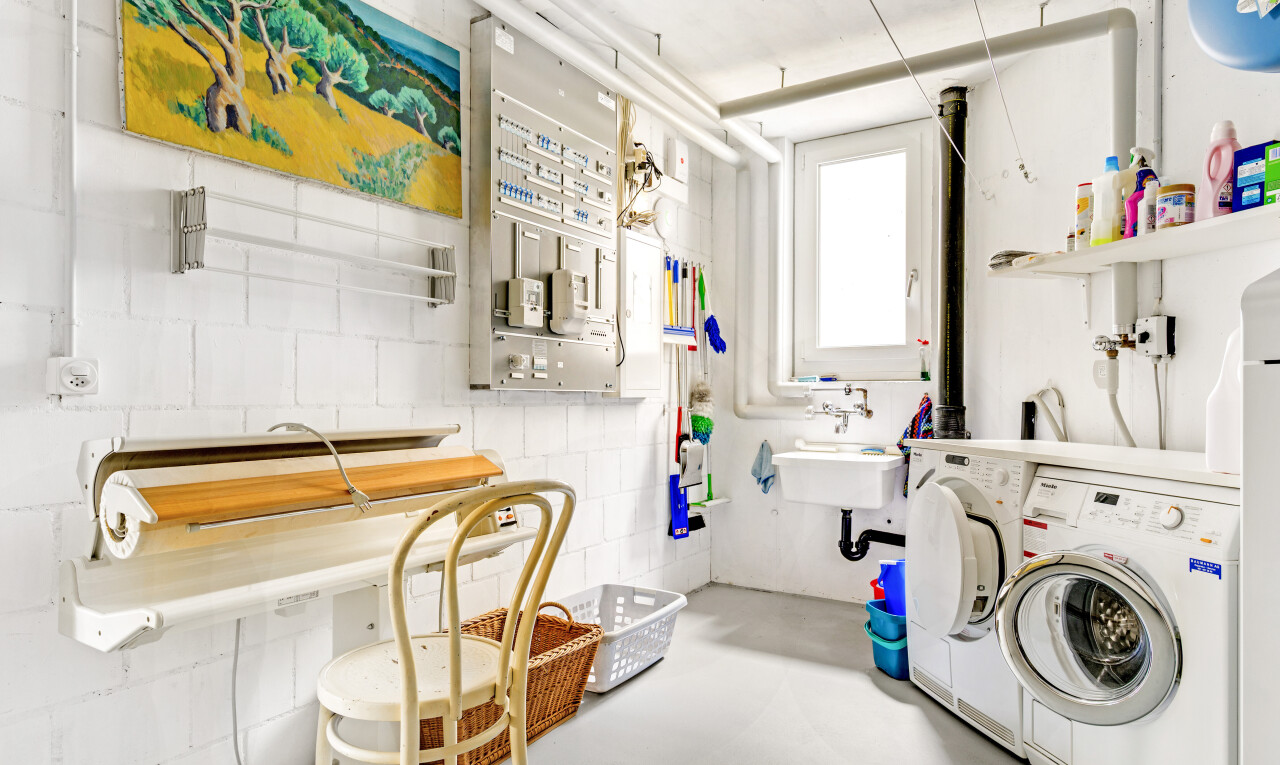 wäschekammer mit inside property, concrete floor, natürliches licht, natural light, und finished concrete floor