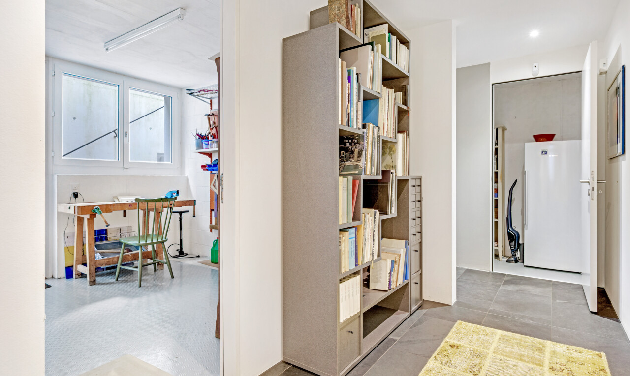 halle / korridor mit inside property, natürliches licht, natural light, gipskartonwand, und drywall