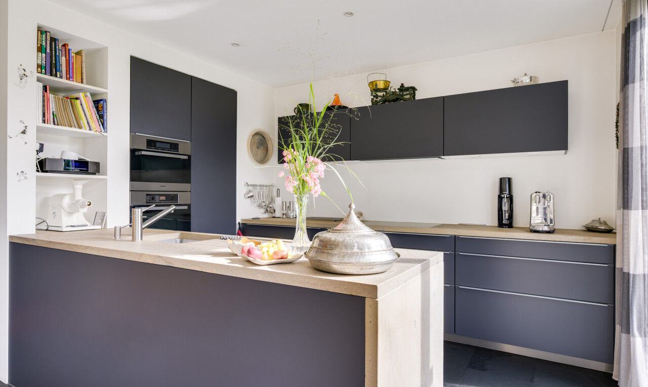 küche mit arbeitsplatten, schränke mit flachen paneelen, inside property, offene regale, und gipskartonwand