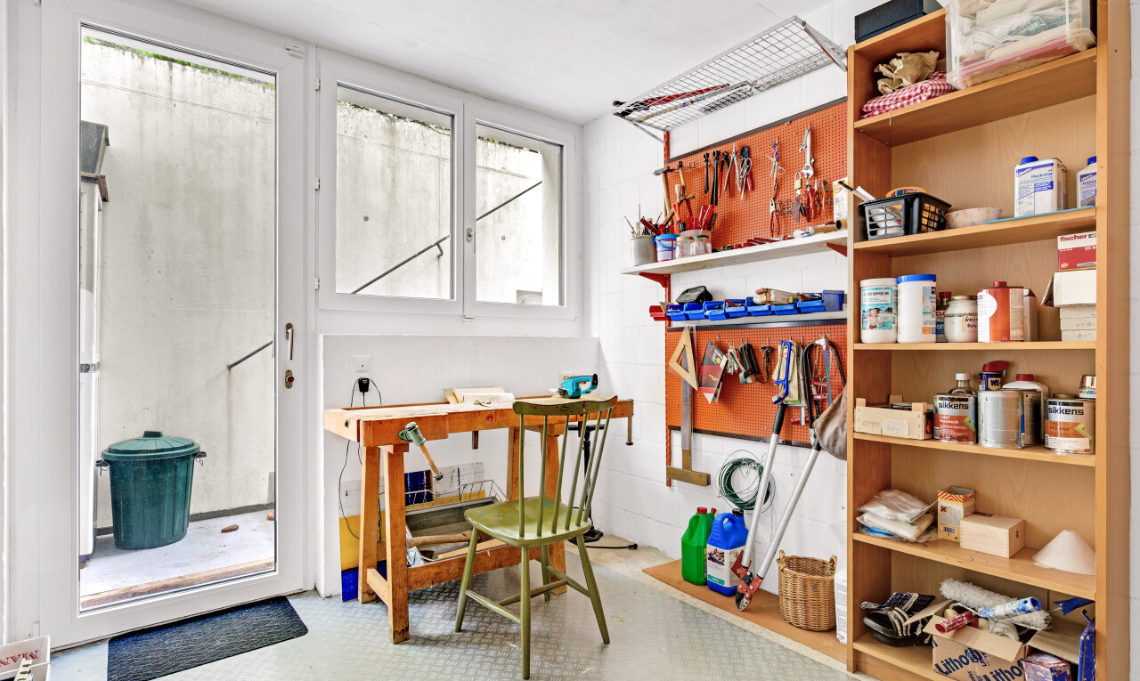 zimmer / schlafzimmer mit natürliches licht, natural light, und inside property