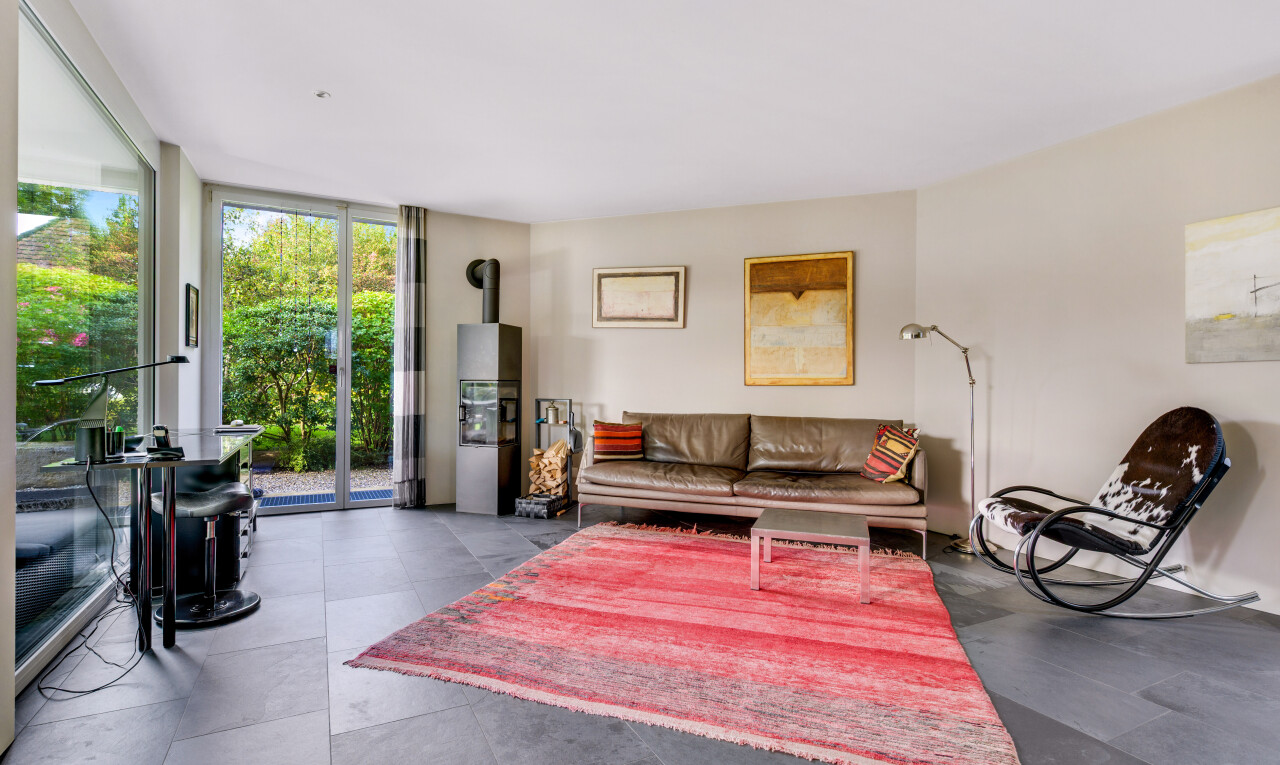 wohnzimmer mit bodendeckenfenster, floor ceiling windows, inside property, natürliches licht, und natural light