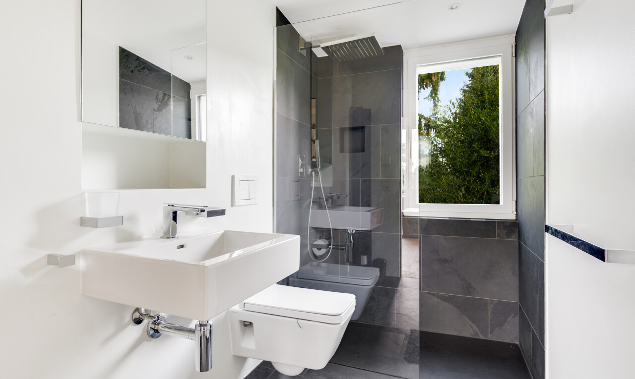 bad mit inside property, spiegel, toilette, komplettes badezimmer, und natürliches licht