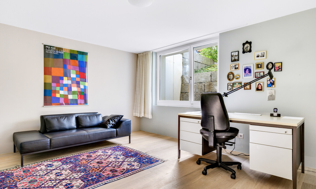 büro mit bürobereich, holzfußboden, wood finish floor, natürliches licht, und natural light