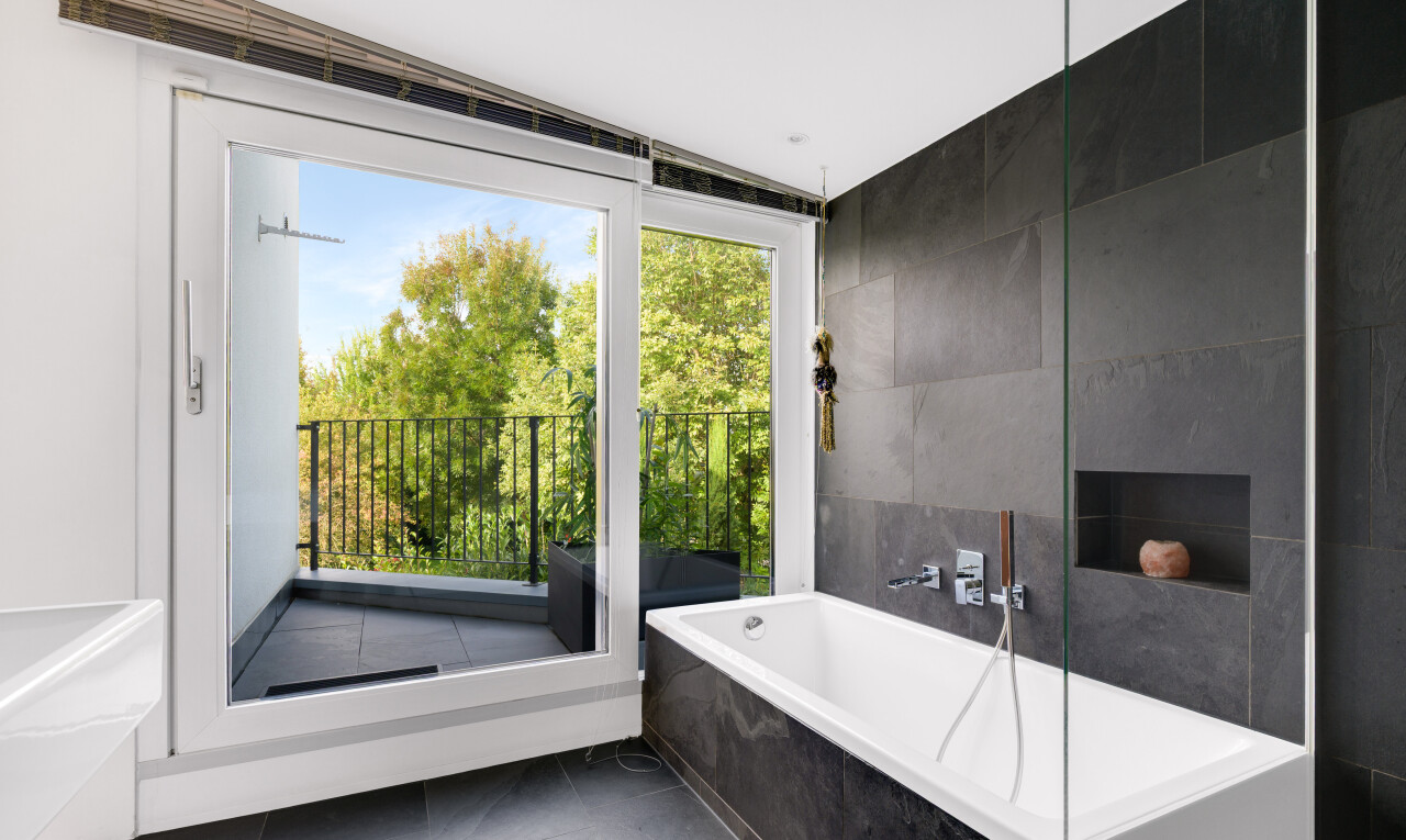 bad mit bad, day time, komplettes badezimmer, tile tub, und fliesenwand