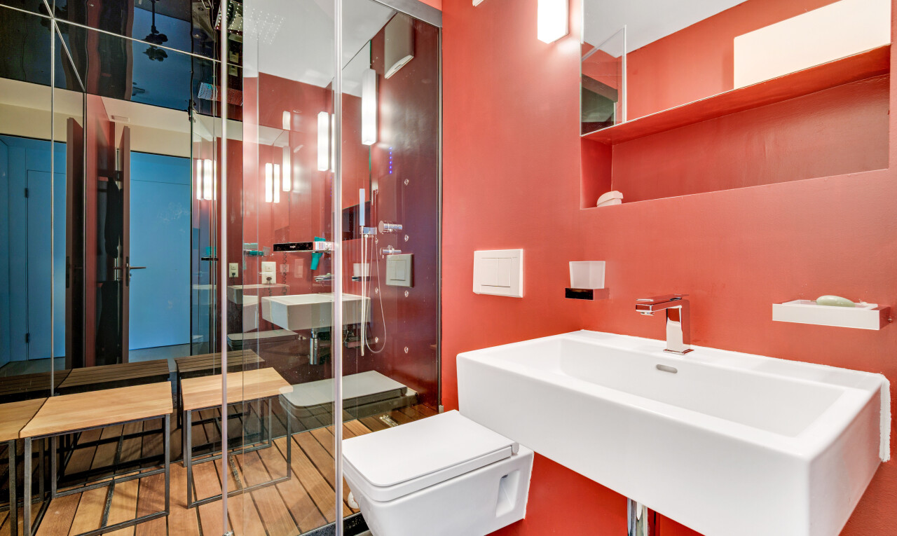 bad mit spiegel, toilette, waschbecken, gipskartonwand, und drywall