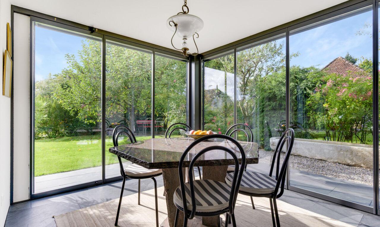 esszimmer mit day time, bodendeckenfenster, floor ceiling windows, natürliches licht, und natural light