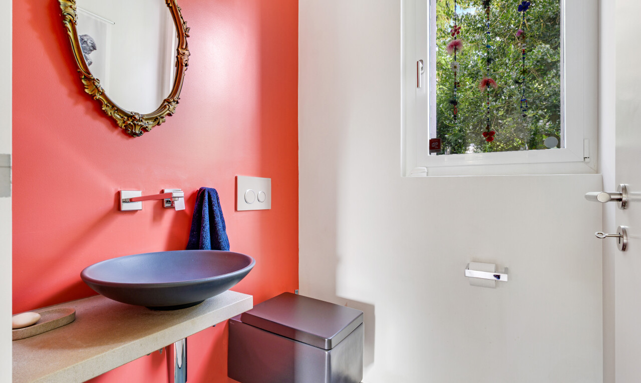 bad mit spiegel, gipskartonwand, drywall, waschbecken, und inside property