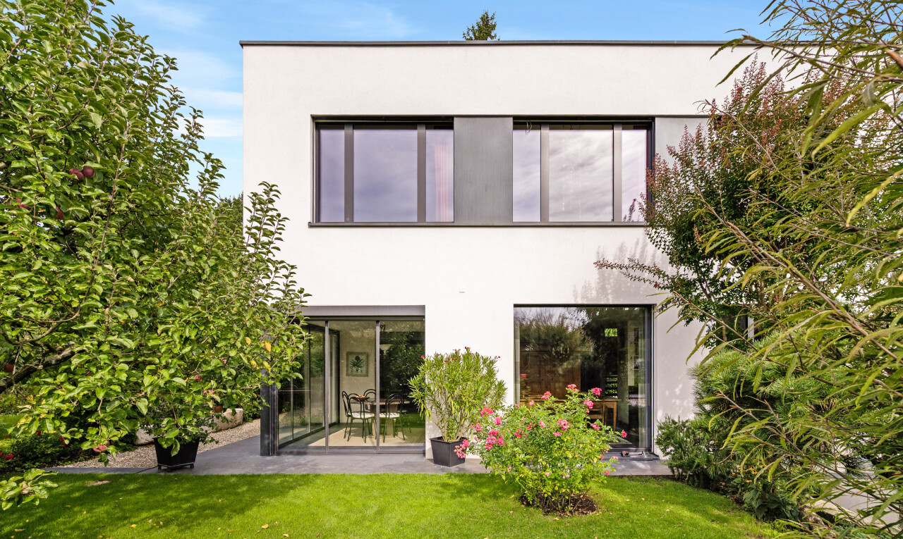 außenansicht mit rasen, stuckverkleidung, property visible, terrasse, und day time