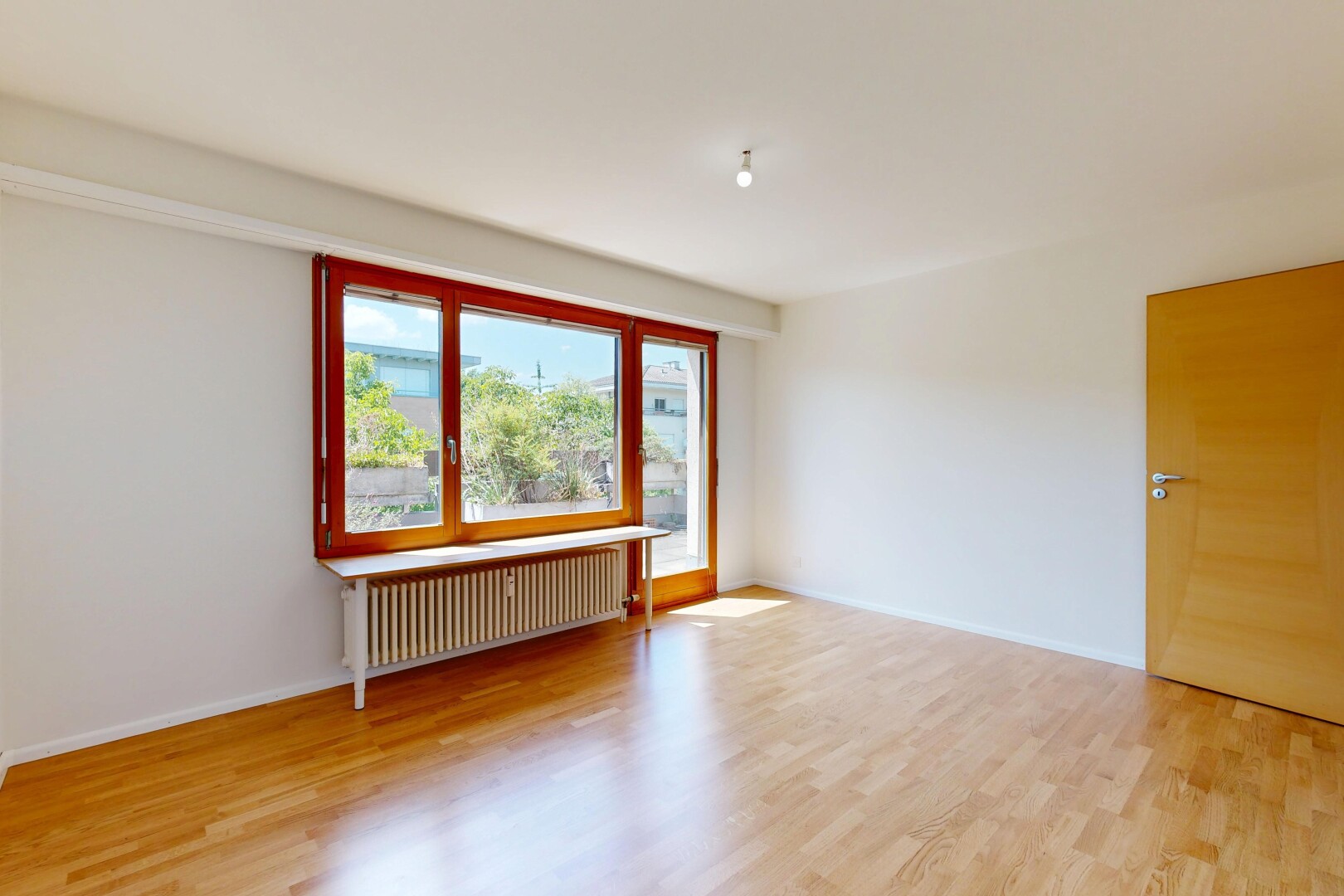 pièce vide avec day time, wood finish floor, sol en finition bois, radiateur, et inside property
