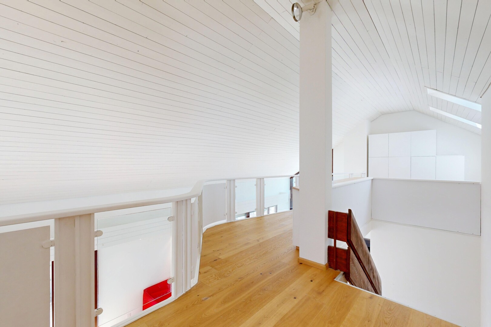 couloir avec plafond en bois, wood ceiling, inside property, sol en finition bois, et wood finish floor