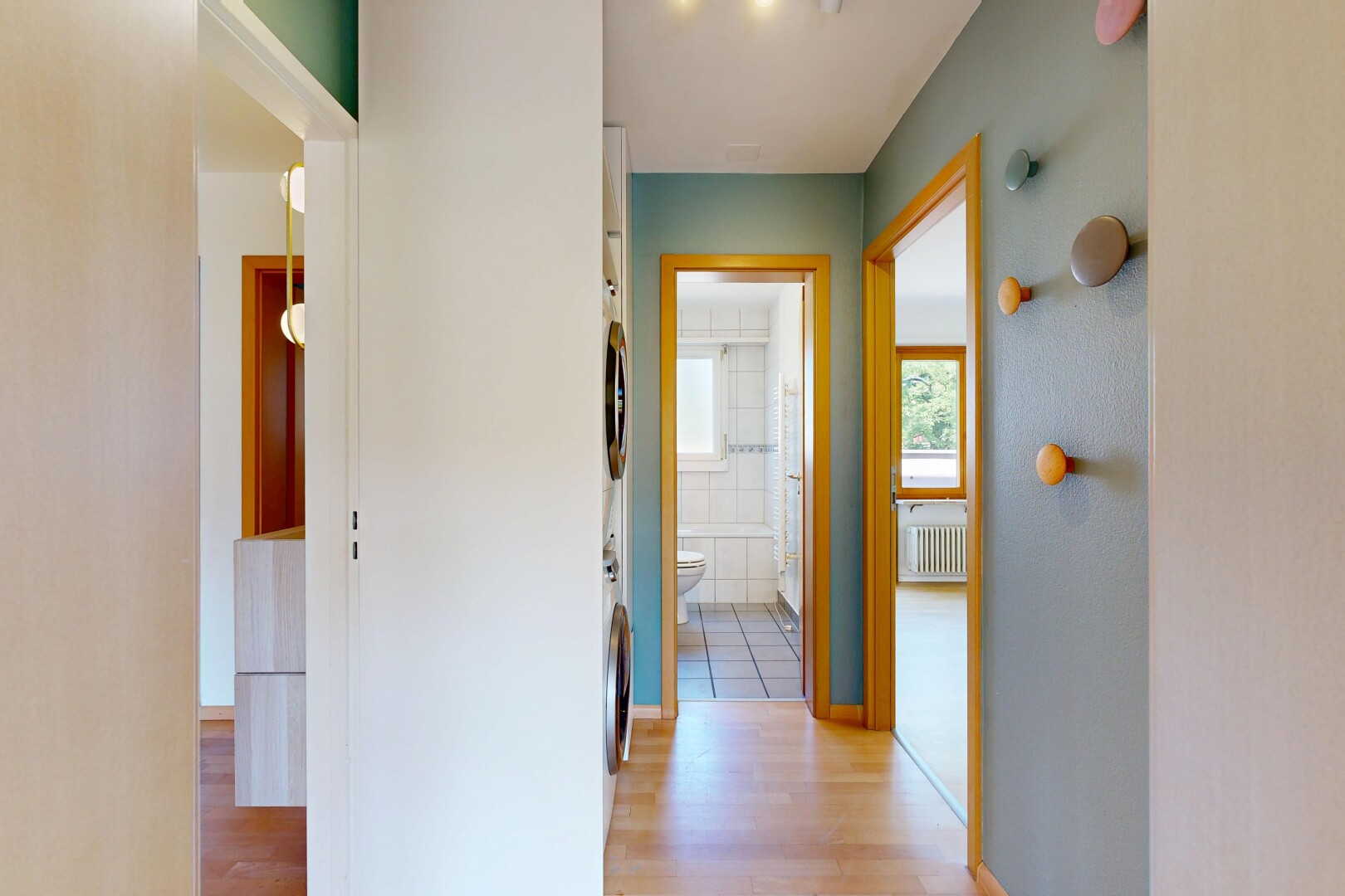 couloir avec inside property, sol en finition bois, wood finish floor, lumière naturelle, et natural light