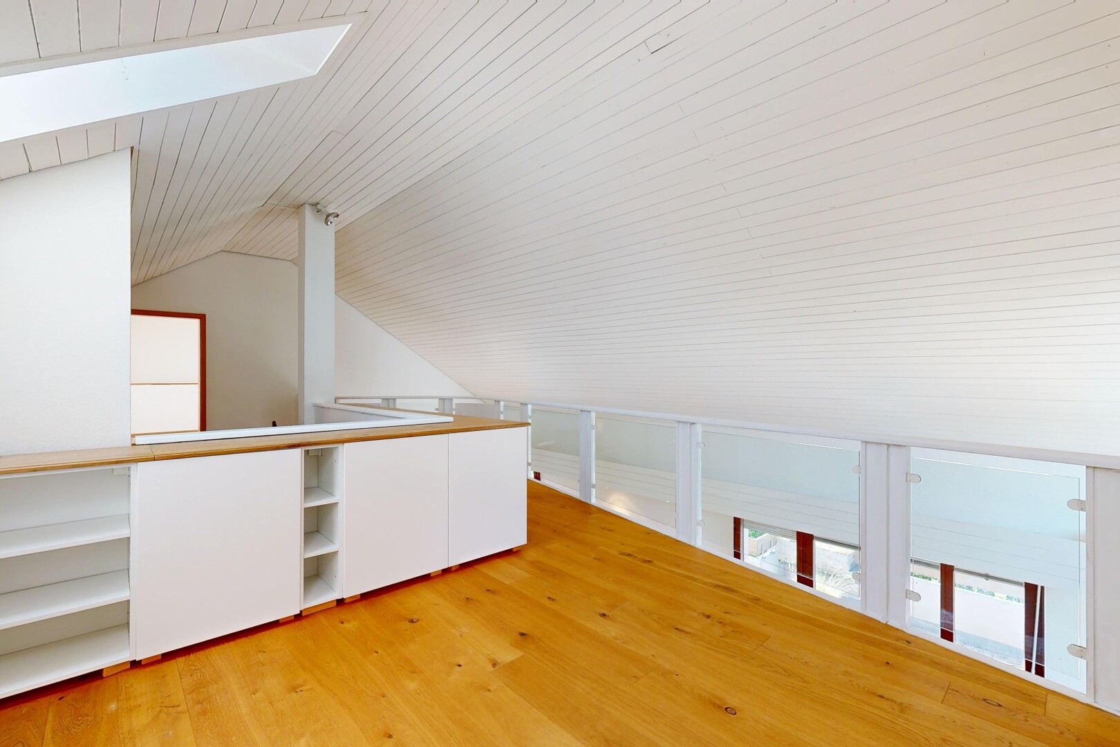 escaliers avec mezzanine, puits de lumière, inside property, wood finish floor, et sol en finition bois