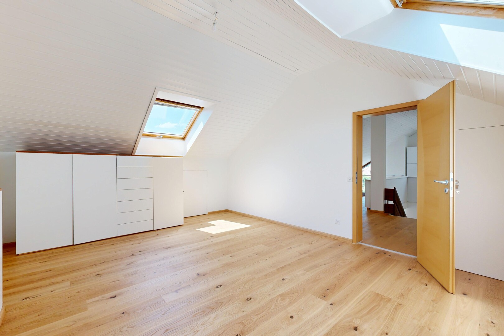 pièce vide avec puits de lumière, pièce supplémentaire, sol en finition bois, wood finish floor, et plafond voûté