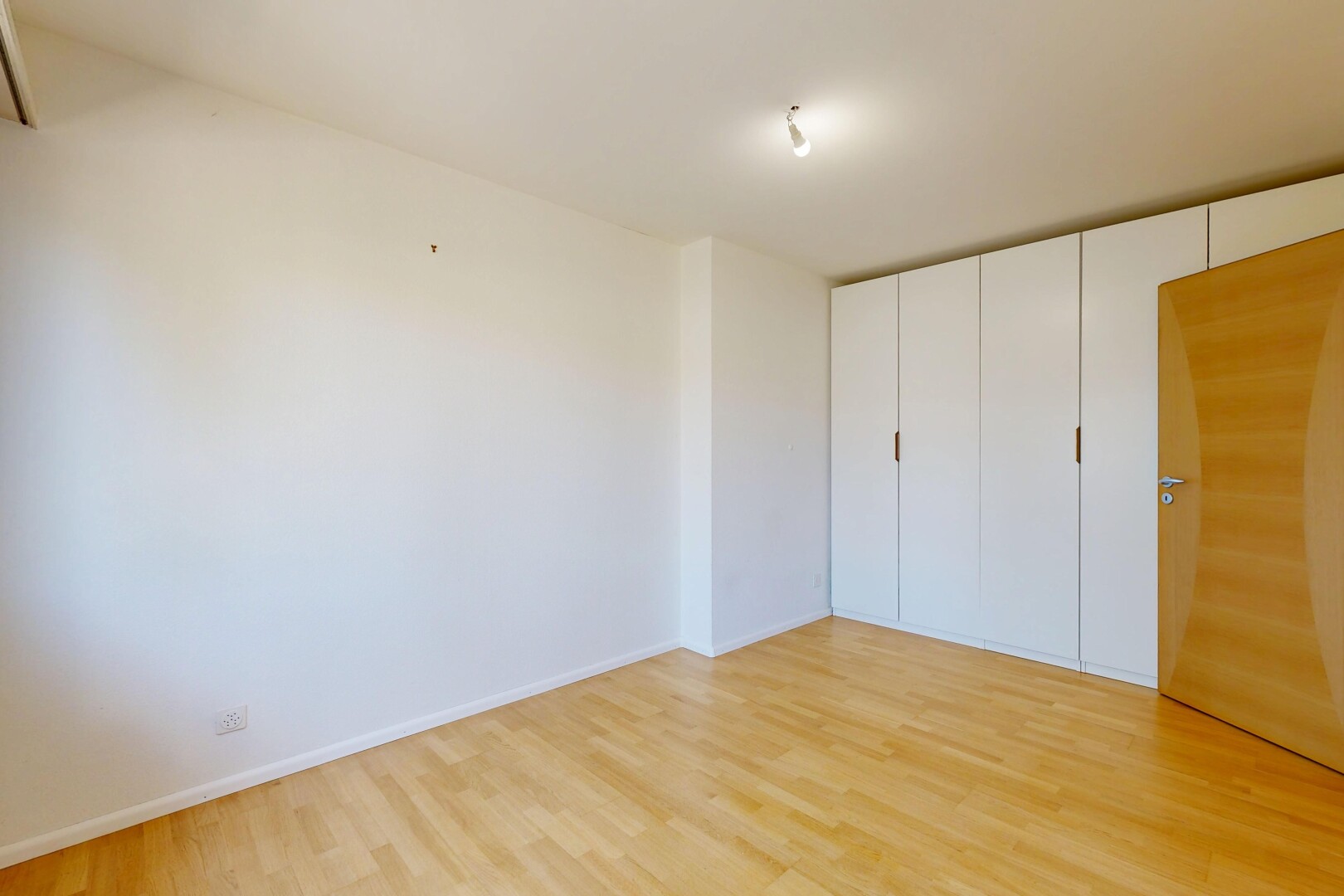 pièce vide avec sol en finition bois, wood finish floor, cloison sèche, drywall, et inside property