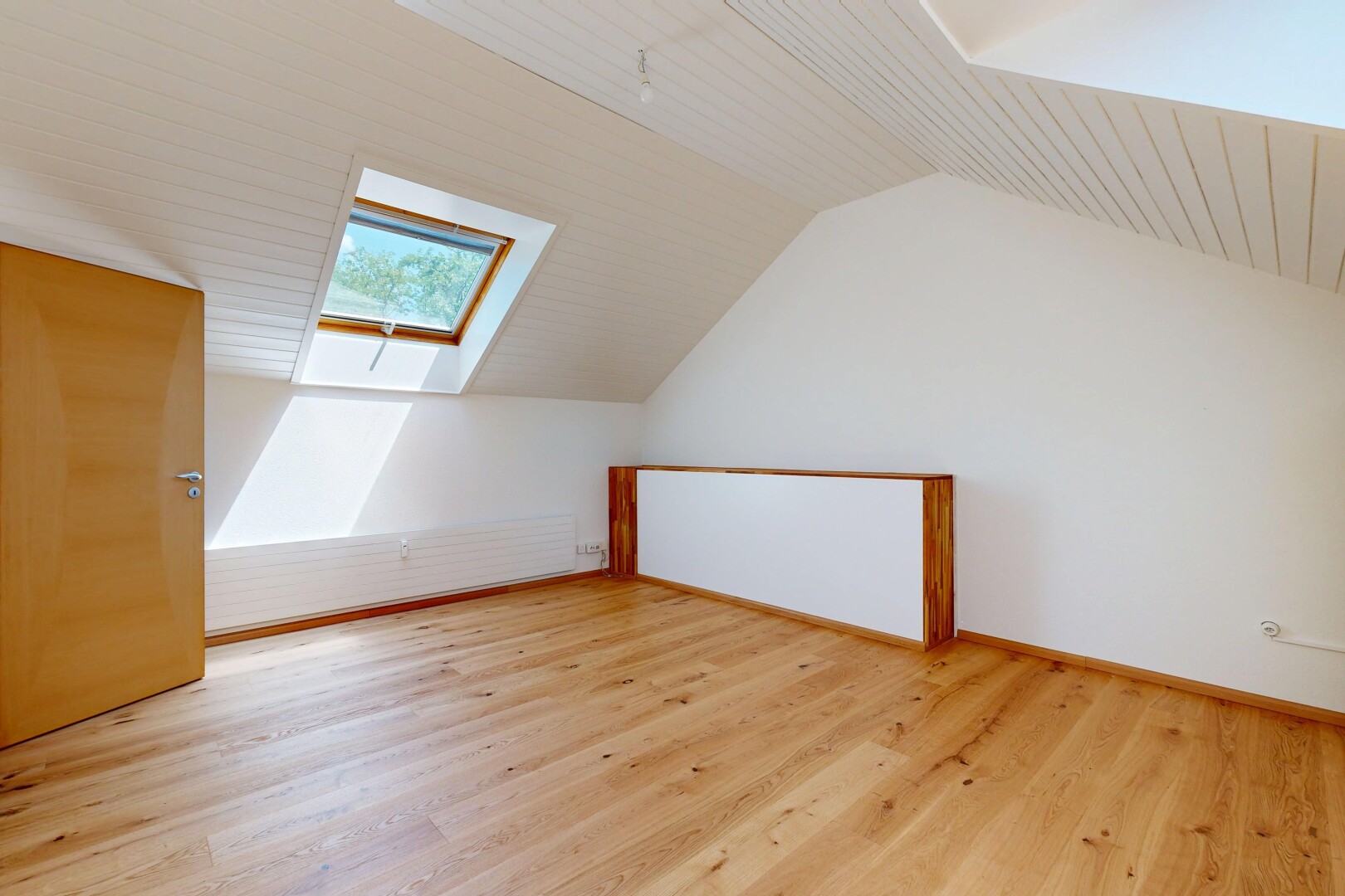 pièce vide avec puits de lumière, inside property, wood finish floor, sol en finition bois, et pièce supplémentaire
