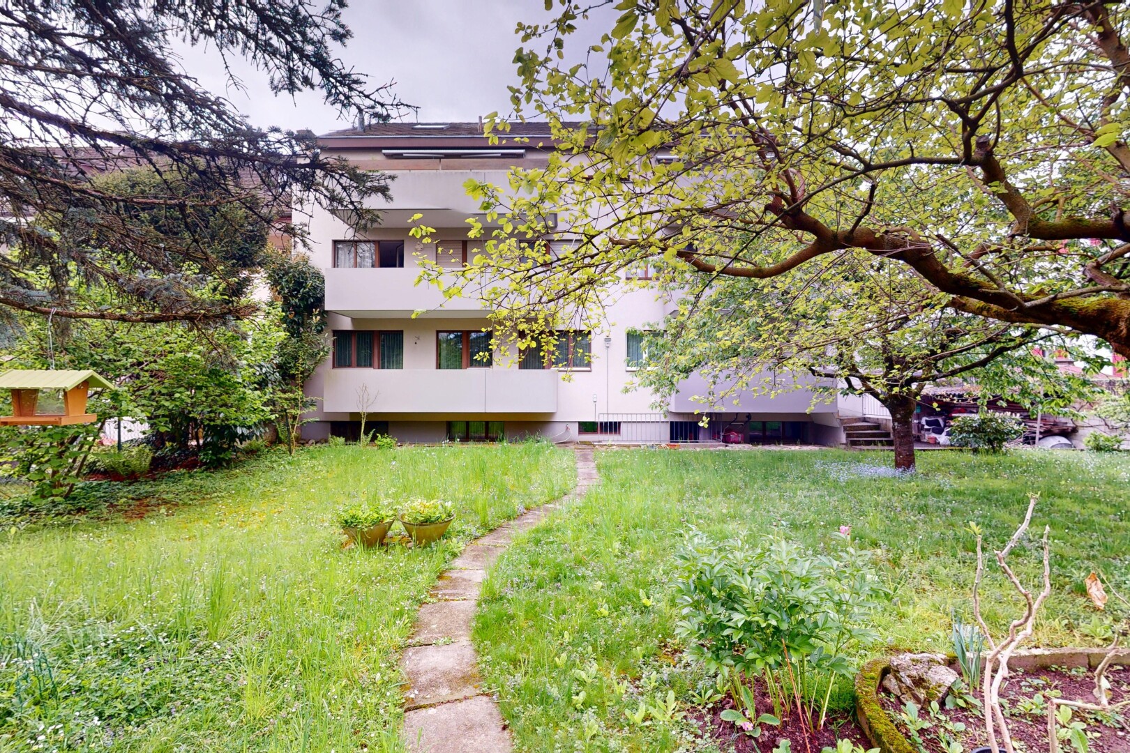jardin avec property visible