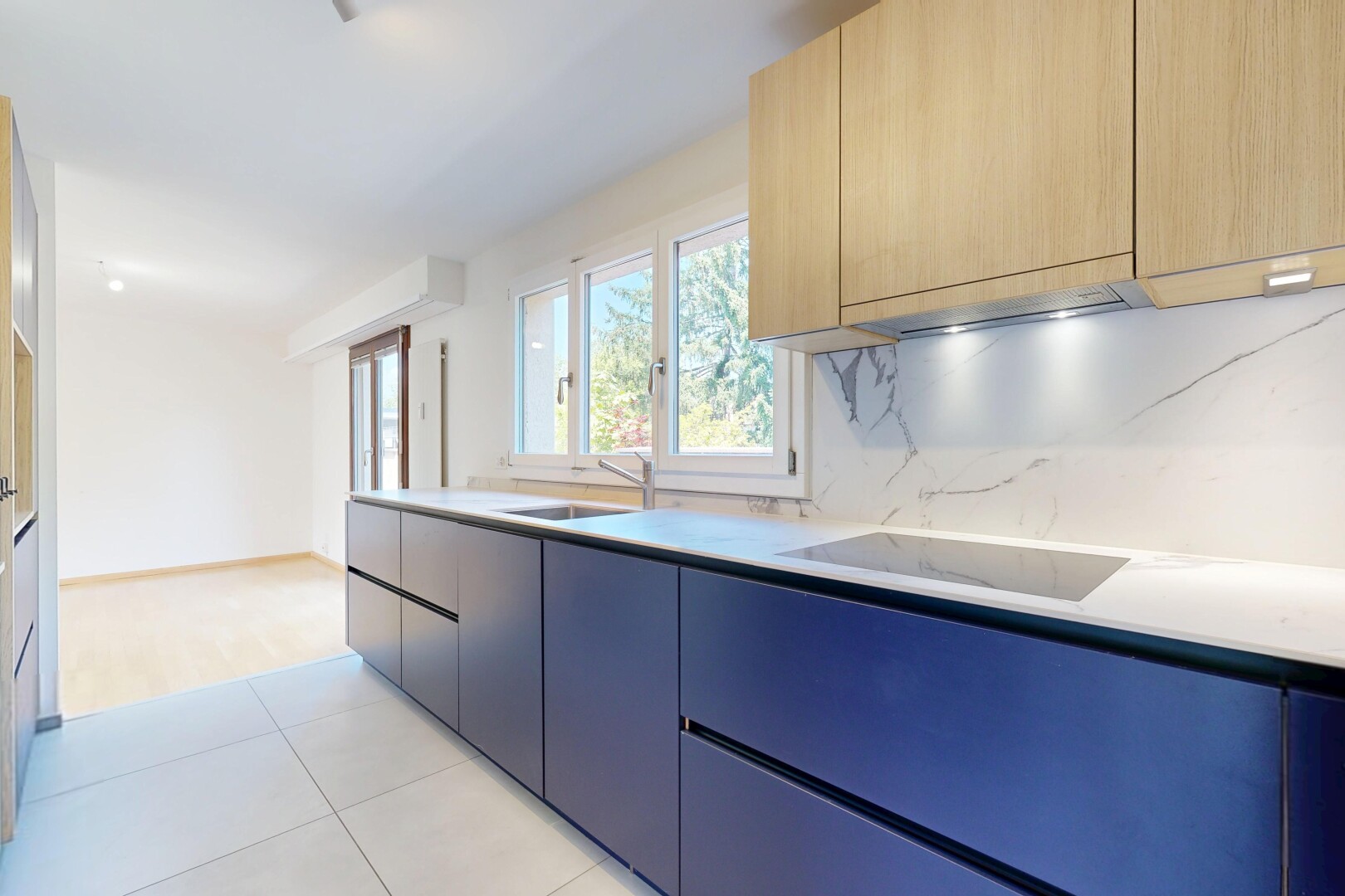 cuisine avec armoires à panneau plat, flat panel cabinets, cloison sèche, drywall, et light countertops