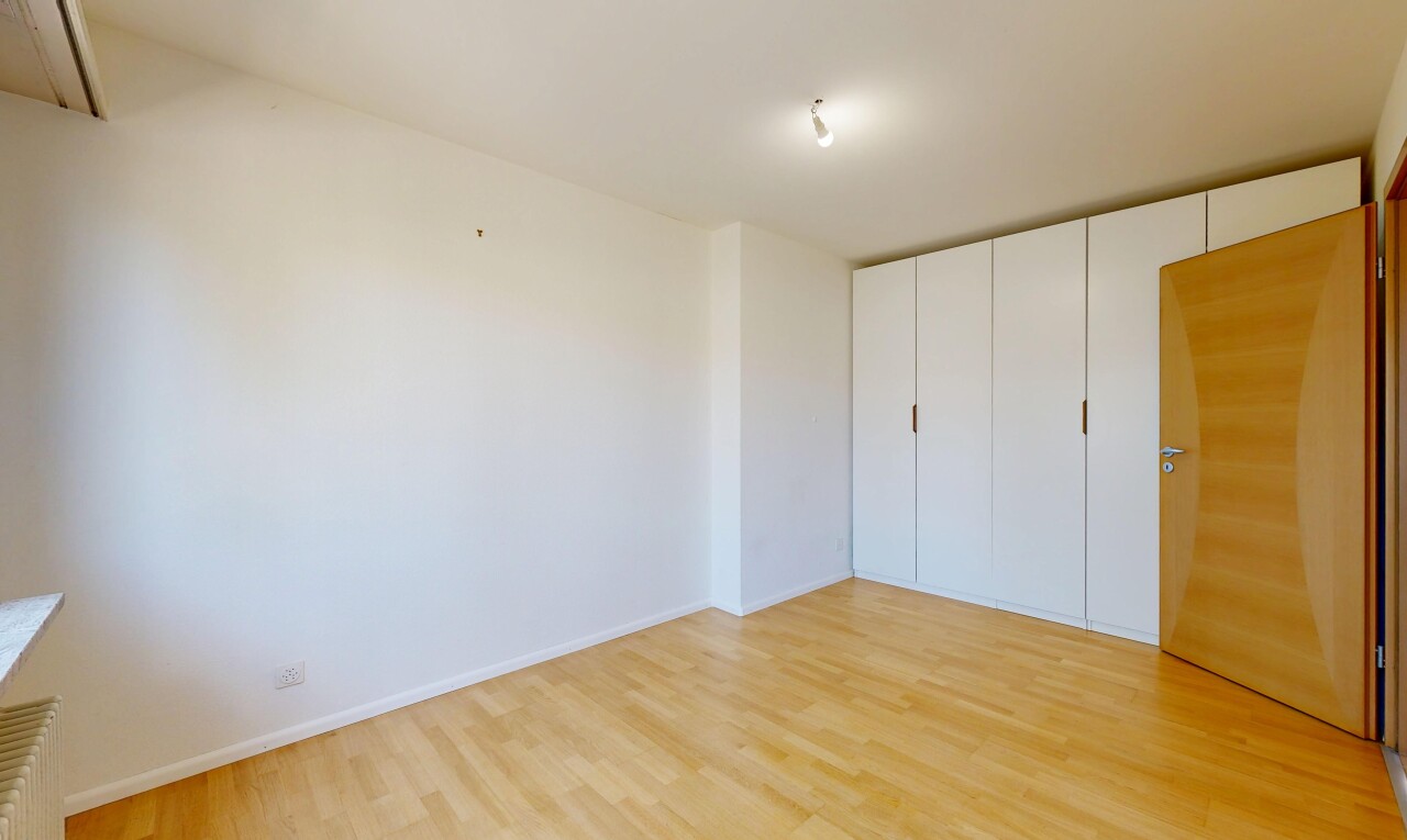 pièce vide avec sol en finition bois, wood finish floor, cloison sèche, drywall, et inside property