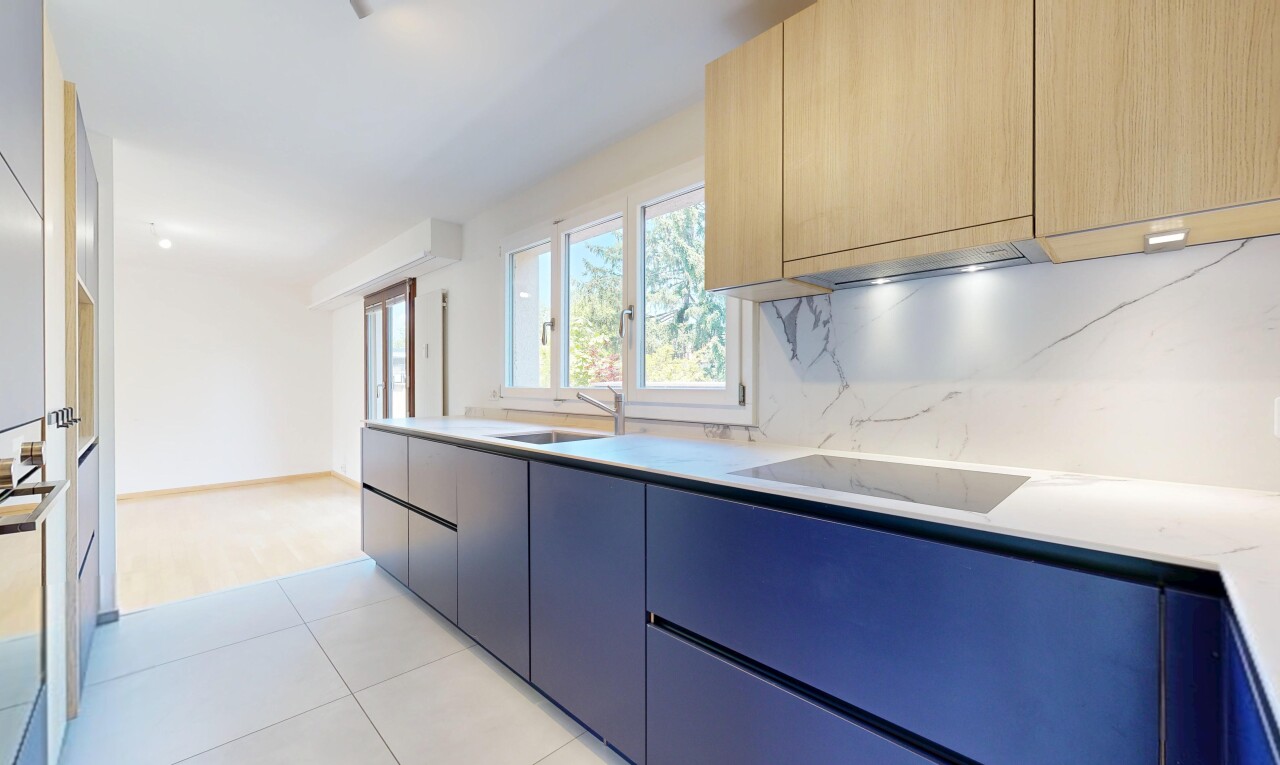 cuisine avec armoires à panneau plat, flat panel cabinets, cloison sèche, drywall, et light countertops