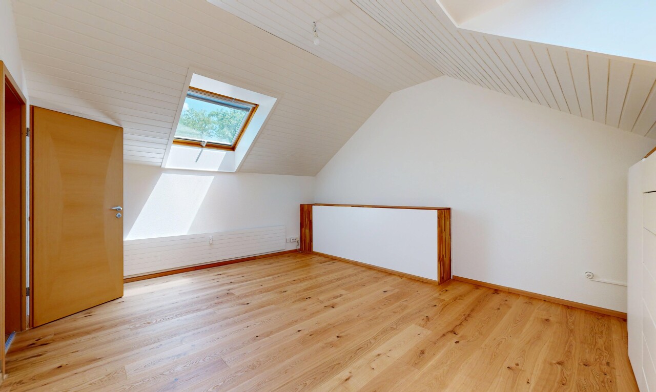 pièce vide avec puits de lumière, inside property, wood finish floor, sol en finition bois, et pièce supplémentaire