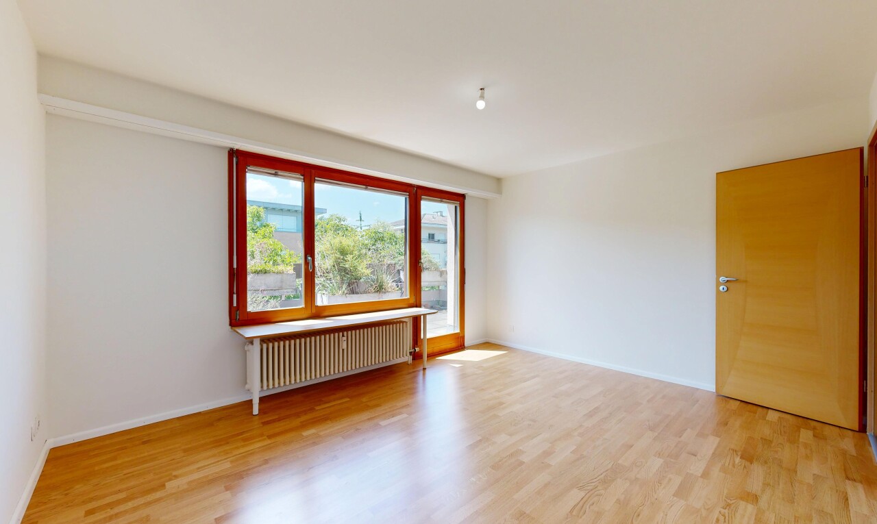 pièce vide avec day time, wood finish floor, sol en finition bois, radiateur, et inside property