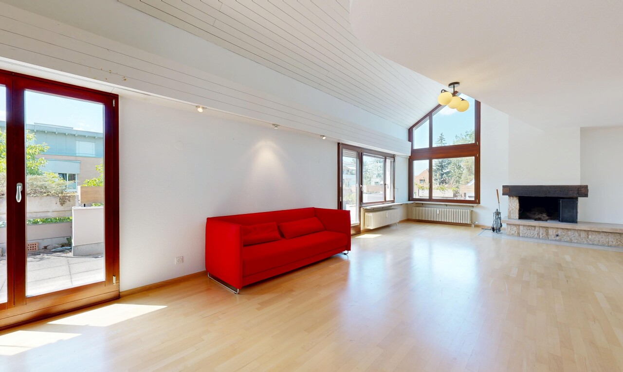 salon avec day time, inside property, sol en finition bois, wood finish floor, et cheminée