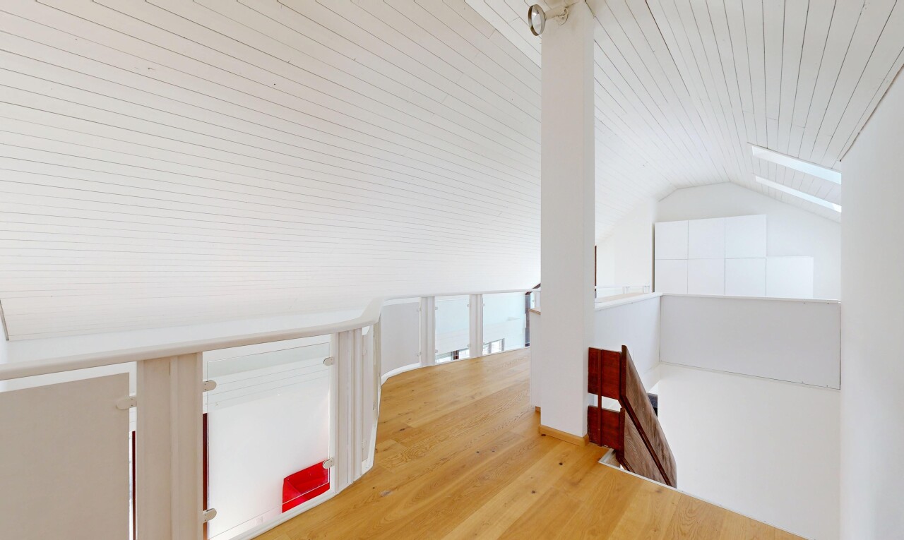 couloir avec plafond en bois, wood ceiling, inside property, sol en finition bois, et wood finish floor