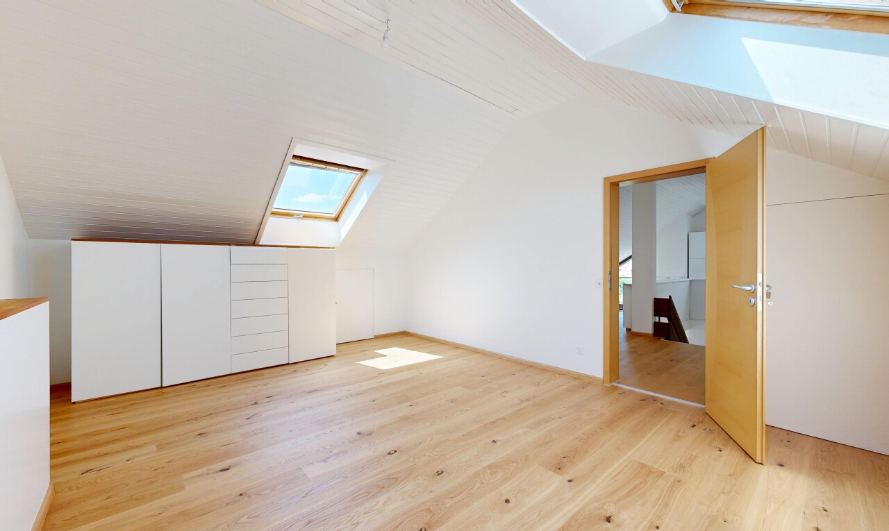 pièce vide avec puits de lumière, pièce supplémentaire, sol en finition bois, wood finish floor, et plafond voûté