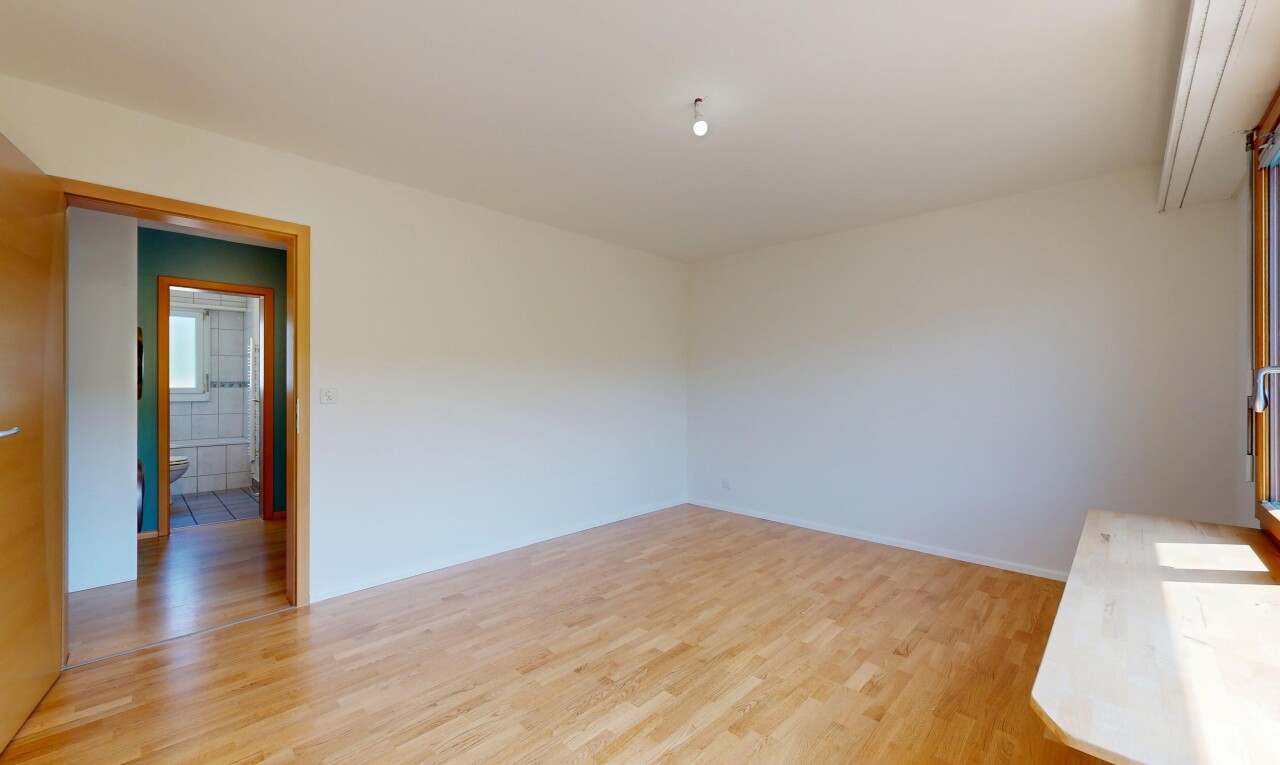 pièce vide avec inside property, sol en finition bois, wood finish floor, cloison sèche, et drywall