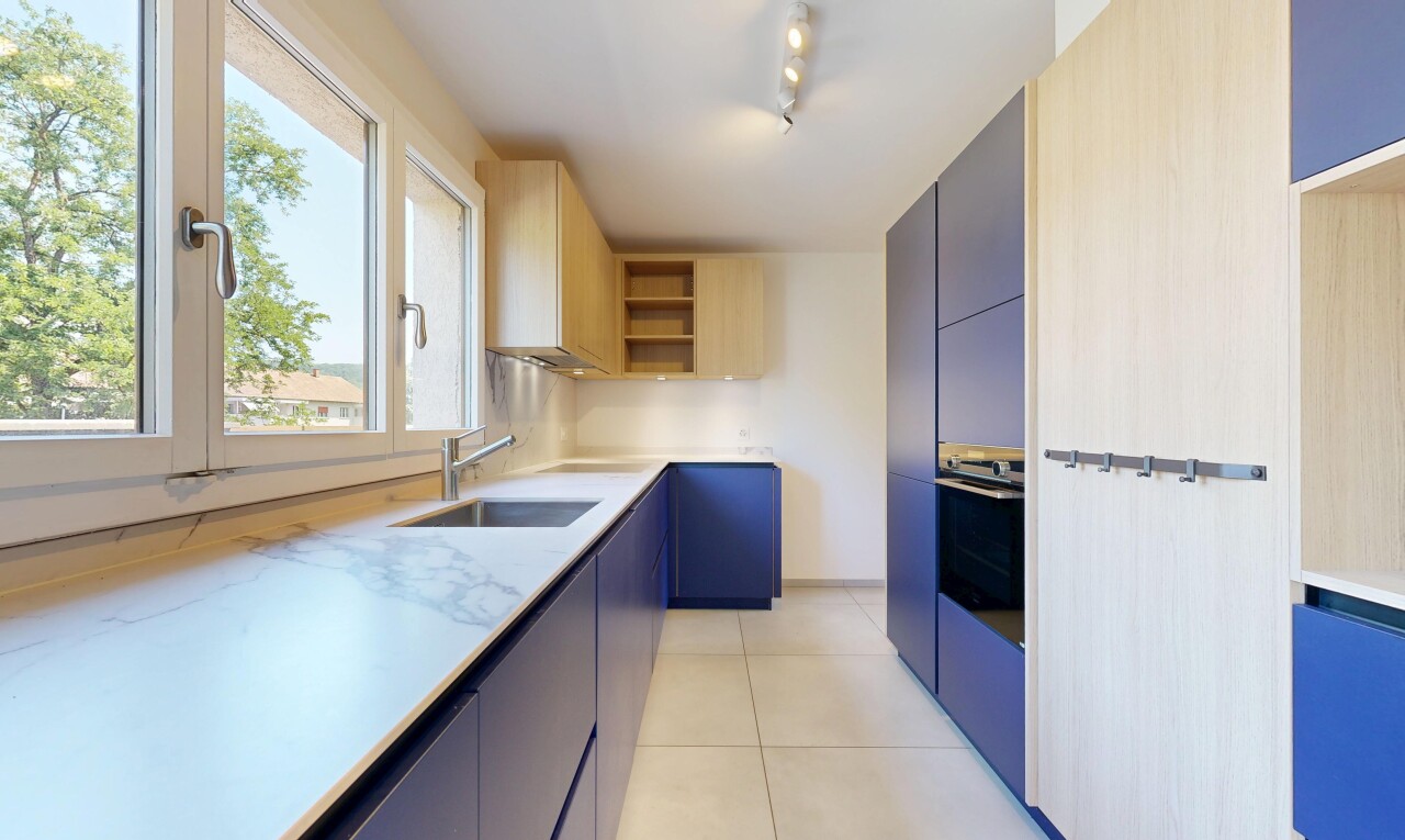 cuisine avec étagères ouvertes, open shelves, light floor, light countertops, et four