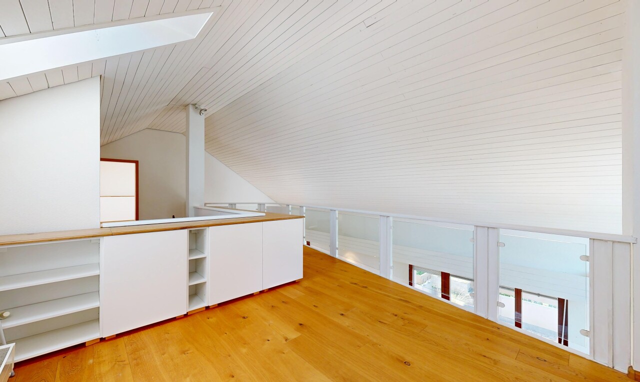 escaliers avec mezzanine, puits de lumière, inside property, wood finish floor, et sol en finition bois
