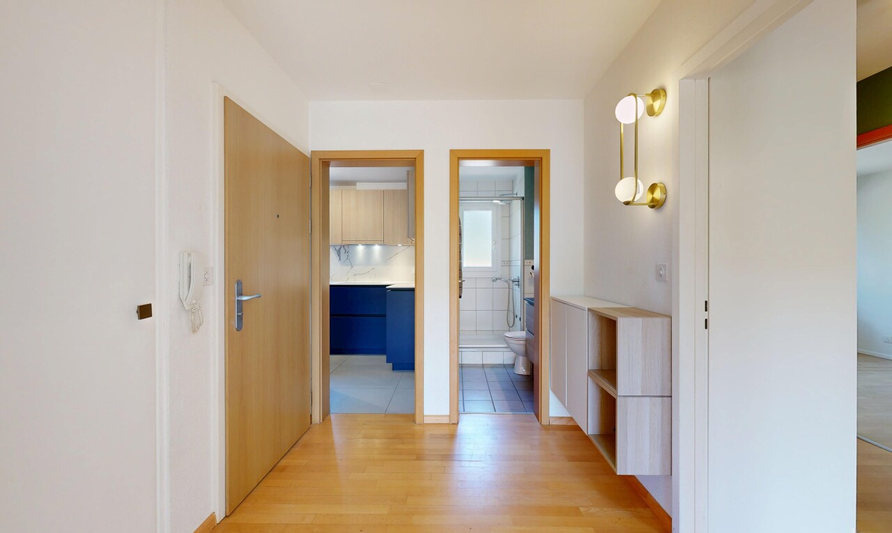 couloir avec inside property, sol en finition bois, wood finish floor, cloison sèche, et drywall