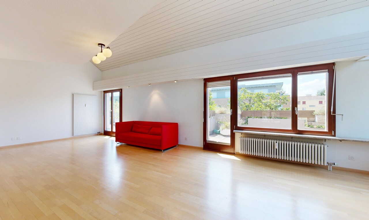 pièce vide avec sol en finition bois, wood finish floor, radiateur, lumière naturelle, et natural light