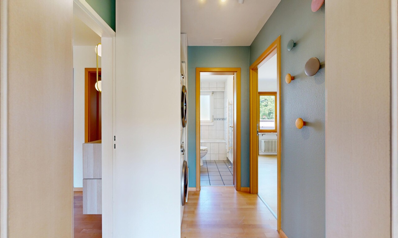 couloir avec inside property, sol en finition bois, wood finish floor, lumière naturelle, et natural light