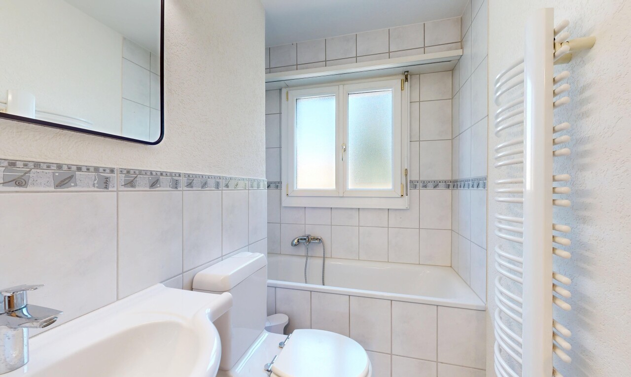 salle de bains avec miroir, salle de bain complète, toilette, mur en carrelage, et tile wall