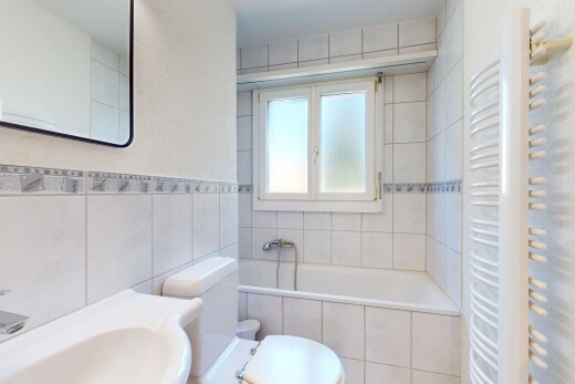 salle de bains avec miroir, salle de bain complète, toilette, mur en carrelage, et tile wall