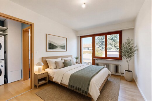 pièce vide avec wood finish floor, sol en finition bois, lave-linge et sèche-linge superposés, inside property, et radiateur